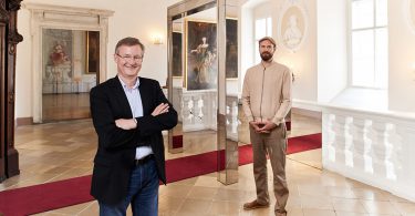 Direktor Andreas Schatzl & Künstler Raoul Haspel vor der Installation