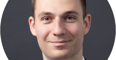 Edin Kustura_Pressesprecher_Plakolm_c)_Max_Mayrhofer